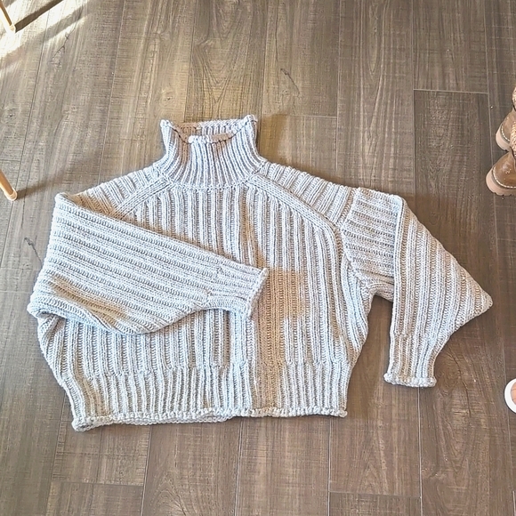 SOLD Sweater - Picture 1 of 4